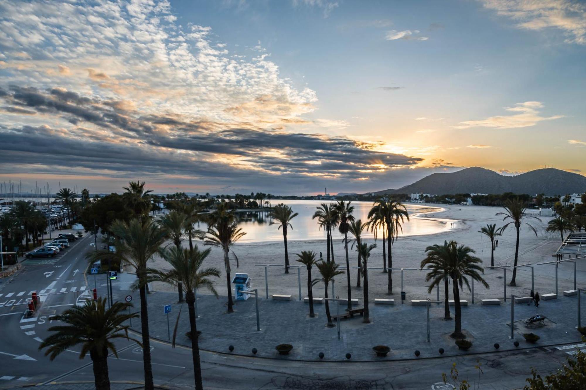 Luxury Sea View Apartment In Puerto De Alcudia Kültér fotó